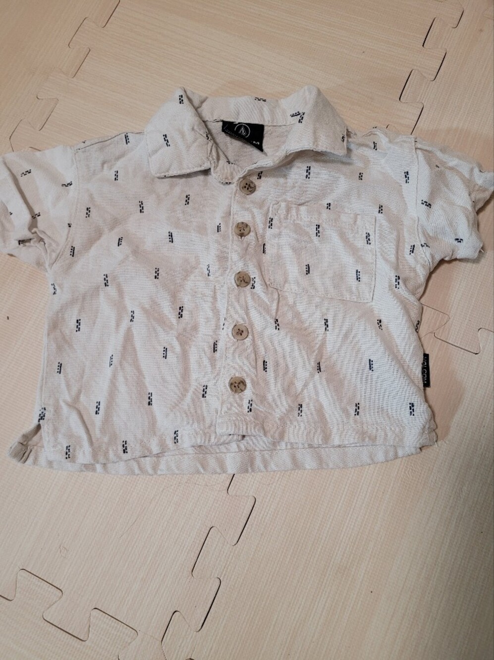 4/$10 Volcom Linen Blend Button Up Shirt Size 12 Months